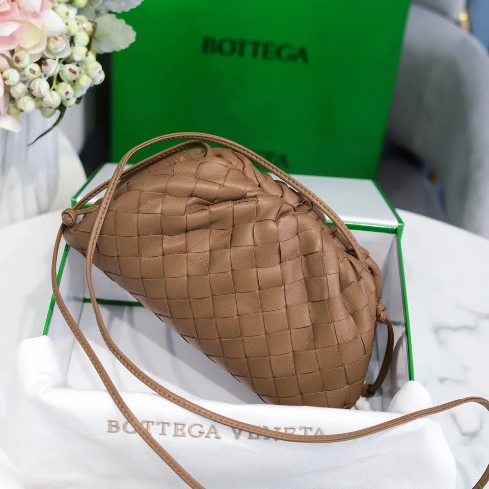 Batch 1260 Real shots👇Large plaid weaving The pouch cloud bag is the first series designed by former Celine designer Daniel Lee after joining BV. The upper body is extremely ecstatic ~ fashionable and classy ~ elegant and concise, lazy and intellectual size: 23*13*8 [Little Cloud Rough Weave#]